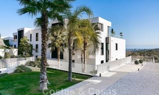 Hoogwaardig, modern tuinappartement te koop met 3 slaapkamers en panoramisch zeezicht in het hartje van Nueva Andalucia te Marbella 42872 
