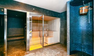 Hoogwaardig, modern tuinappartement te koop met 3 slaapkamers en panoramisch zeezicht in het hartje van Nueva Andalucia te Marbella 42874 