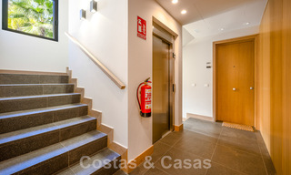 Hoogwaardig, modern tuinappartement te koop met 3 slaapkamers en panoramisch zeezicht in het hartje van Nueva Andalucia te Marbella 42875 
