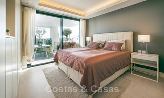 Hoogwaardig, modern tuinappartement te koop met 3 slaapkamers en panoramisch zeezicht in het hartje van Nueva Andalucia te Marbella 42876 