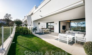 Hoogwaardig, modern tuinappartement te koop met 3 slaapkamers en panoramisch zeezicht in het hartje van Nueva Andalucia te Marbella 42877 