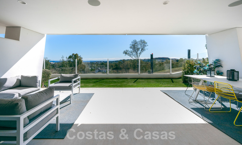 Hoogwaardig, modern tuinappartement te koop met 3 slaapkamers en panoramisch zeezicht in het hartje van Nueva Andalucia te Marbella 42878