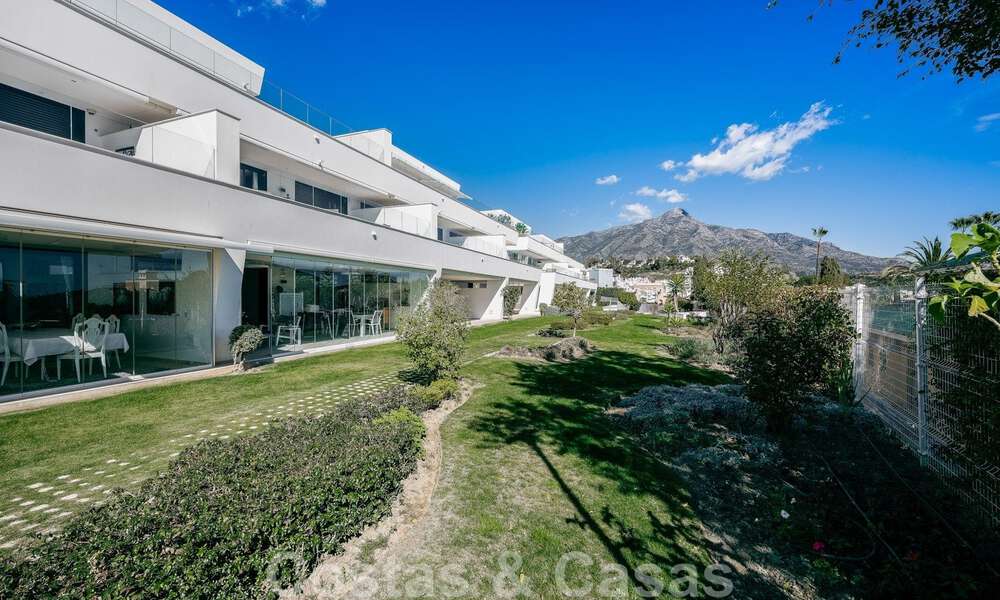 Hoogwaardig, modern tuinappartement te koop met 3 slaapkamers en panoramisch zeezicht in het hartje van Nueva Andalucia te Marbella 42880