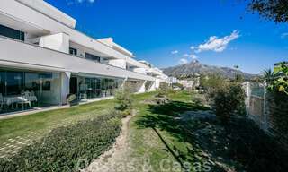 Hoogwaardig, modern tuinappartement te koop met 3 slaapkamers en panoramisch zeezicht in het hartje van Nueva Andalucia te Marbella 42880 