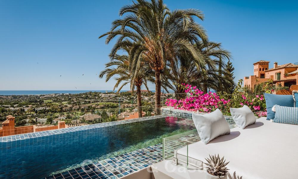 Eigentijds gerenoveerd, ruim, duplex penthouse, met panoramisch zeezicht in een begeerde urbanisatie in Nueva Andalucia, Marbella 42945