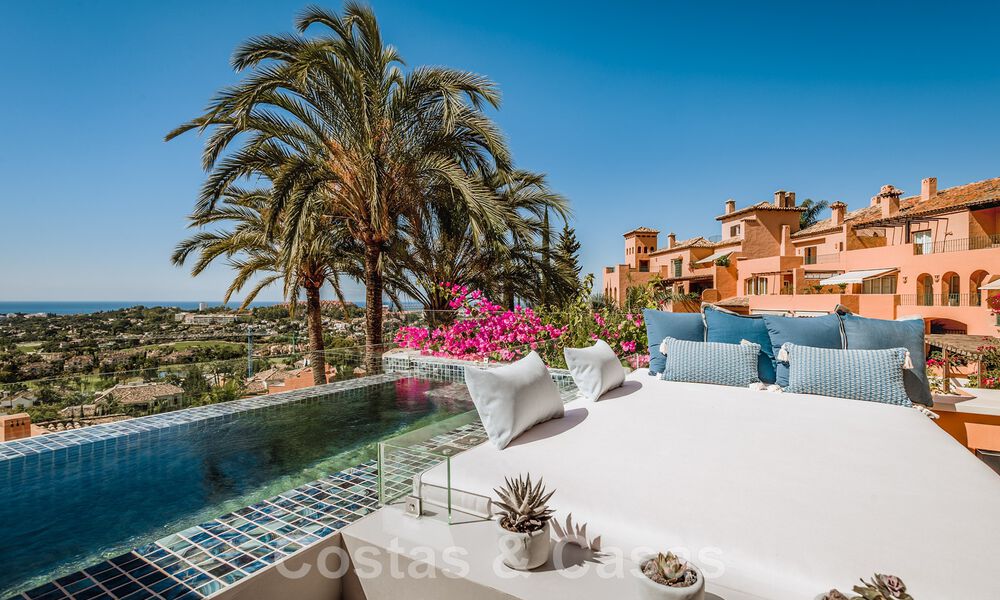 Eigentijds gerenoveerd, ruim, duplex penthouse, met panoramisch zeezicht in een begeerde urbanisatie in Nueva Andalucia, Marbella 42946