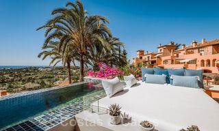 Eigentijds gerenoveerd, ruim, duplex penthouse, met panoramisch zeezicht in een begeerde urbanisatie in Nueva Andalucia, Marbella 42946 