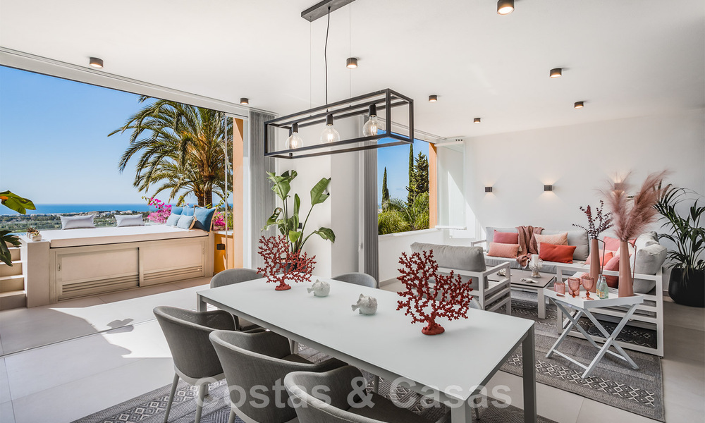 Eigentijds gerenoveerd, ruim, duplex penthouse, met panoramisch zeezicht in een begeerde urbanisatie in Nueva Andalucia, Marbella 42947