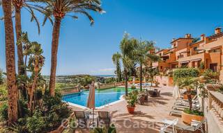 Eigentijds gerenoveerd, ruim, duplex penthouse, met panoramisch zeezicht in een begeerde urbanisatie in Nueva Andalucia, Marbella 42955 
