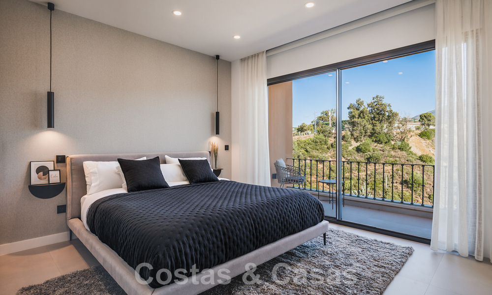 Eigentijds gerenoveerd, ruim, duplex penthouse, met panoramisch zeezicht in een begeerde urbanisatie in Nueva Andalucia, Marbella 42958