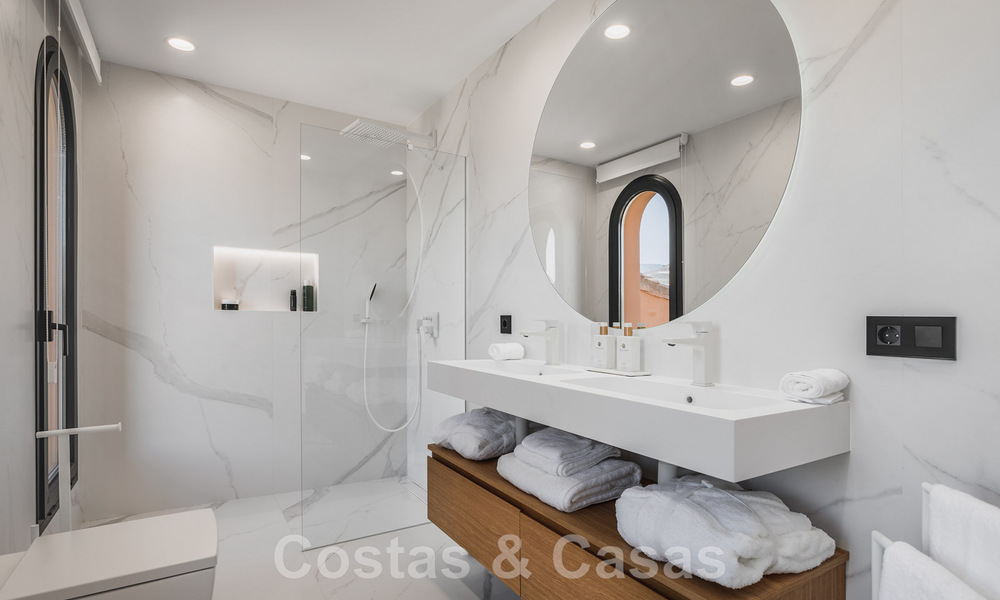 Eigentijds gerenoveerd, ruim, duplex penthouse, met panoramisch zeezicht in een begeerde urbanisatie in Nueva Andalucia, Marbella 42959