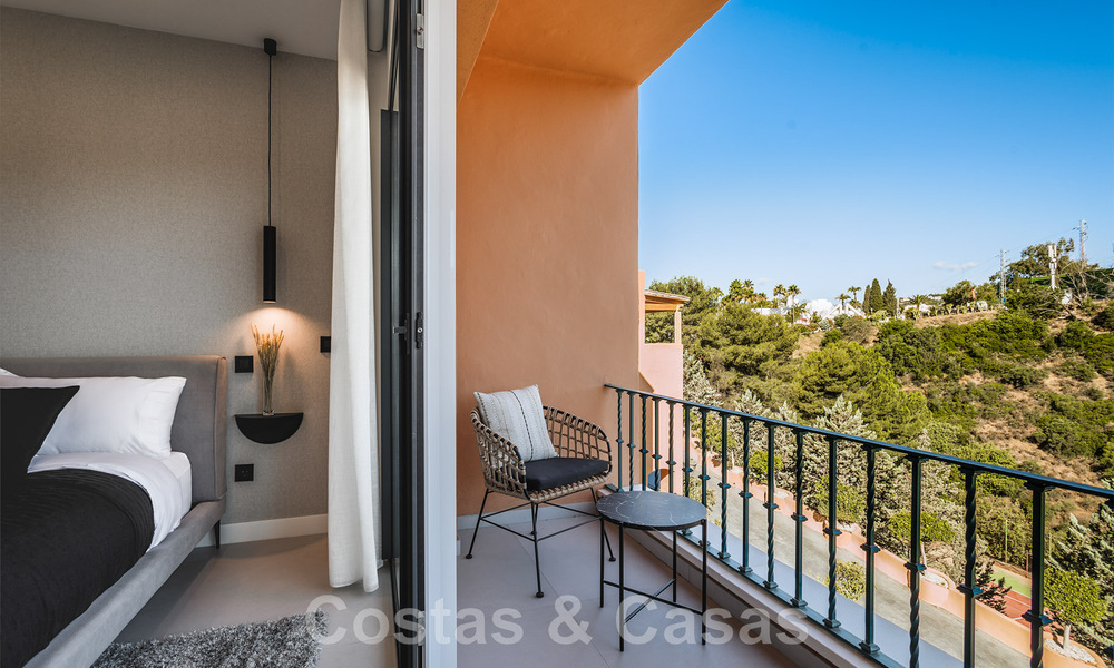 Eigentijds gerenoveerd, ruim, duplex penthouse, met panoramisch zeezicht in een begeerde urbanisatie in Nueva Andalucia, Marbella 42960