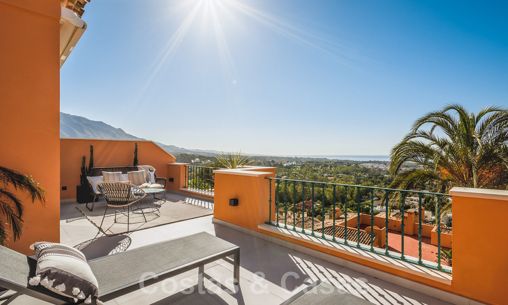 Eigentijds gerenoveerd, ruim, duplex penthouse, met panoramisch zeezicht in een begeerde urbanisatie in Nueva Andalucia, Marbella 42961