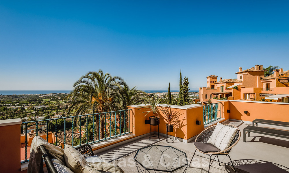 Eigentijds gerenoveerd, ruim, duplex penthouse, met panoramisch zeezicht in een begeerde urbanisatie in Nueva Andalucia, Marbella 42964