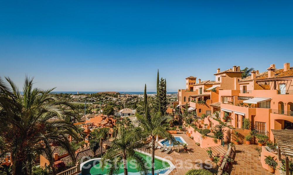 Eigentijds gerenoveerd, ruim, duplex penthouse, met panoramisch zeezicht in een begeerde urbanisatie in Nueva Andalucia, Marbella 42965