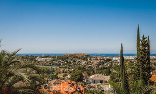 Eigentijds gerenoveerd, ruim, duplex penthouse, met panoramisch zeezicht in een begeerde urbanisatie in Nueva Andalucia, Marbella 42966 