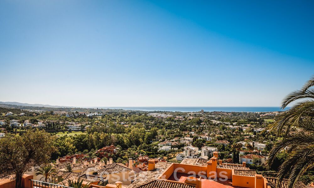 Eigentijds gerenoveerd, ruim, duplex penthouse, met panoramisch zeezicht in een begeerde urbanisatie in Nueva Andalucia, Marbella 42968