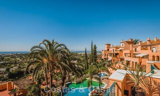 Eigentijds gerenoveerd, ruim, duplex penthouse, met panoramisch zeezicht in een begeerde urbanisatie in Nueva Andalucia, Marbella 42969 