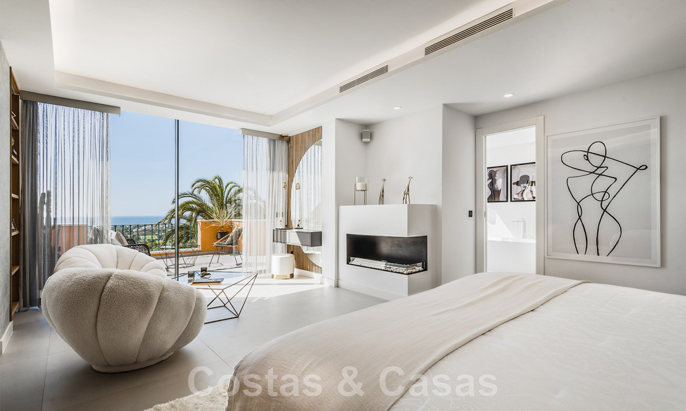 Eigentijds gerenoveerd, ruim, duplex penthouse, met panoramisch zeezicht in een begeerde urbanisatie in Nueva Andalucia, Marbella 42971