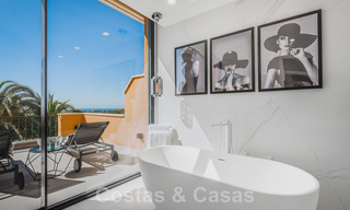 Eigentijds gerenoveerd, ruim, duplex penthouse, met panoramisch zeezicht in een begeerde urbanisatie in Nueva Andalucia, Marbella 42972 