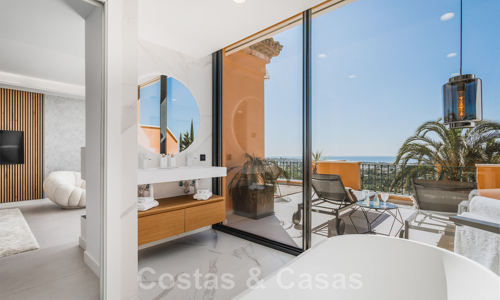 Eigentijds gerenoveerd, ruim, duplex penthouse, met panoramisch zeezicht in een begeerde urbanisatie in Nueva Andalucia, Marbella 42973