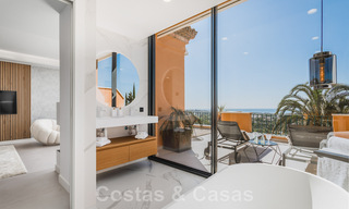 Eigentijds gerenoveerd, ruim, duplex penthouse, met panoramisch zeezicht in een begeerde urbanisatie in Nueva Andalucia, Marbella 42973 