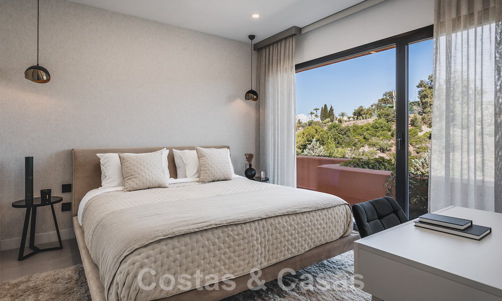 Eigentijds gerenoveerd, ruim, duplex penthouse, met panoramisch zeezicht in een begeerde urbanisatie in Nueva Andalucia, Marbella 42975