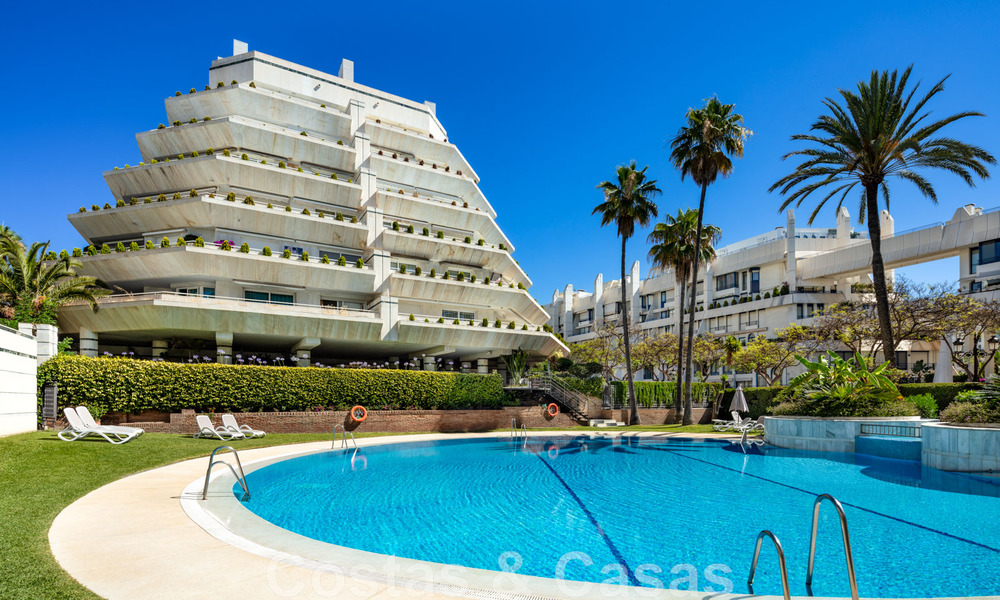 Luxepenthouse te koop, gerenoveerd in hedendaagse stijl, met zeezicht in een beveiligd complex in Marbella stad 43104