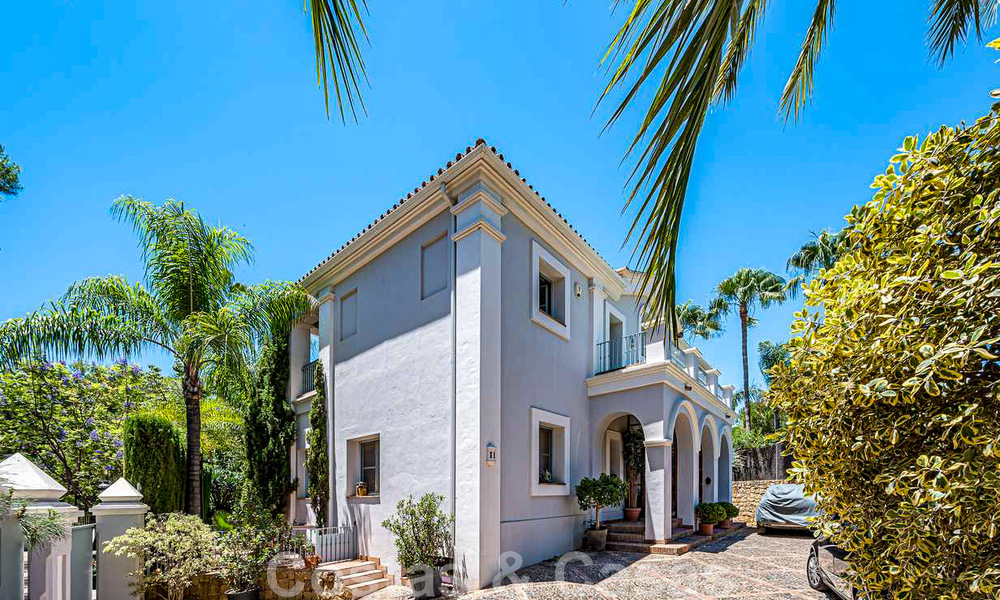 Romantische familievilla in klassieke stijl te koop, in een van de meest exclusieve en gated woonwijken op de Golden Mile van Marbella 43008
