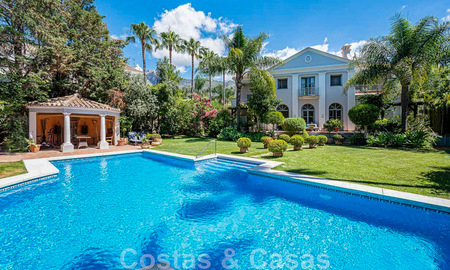 Romantische familievilla in klassieke stijl te koop, in een van de meest exclusieve en gated woonwijken op de Golden Mile van Marbella 43009