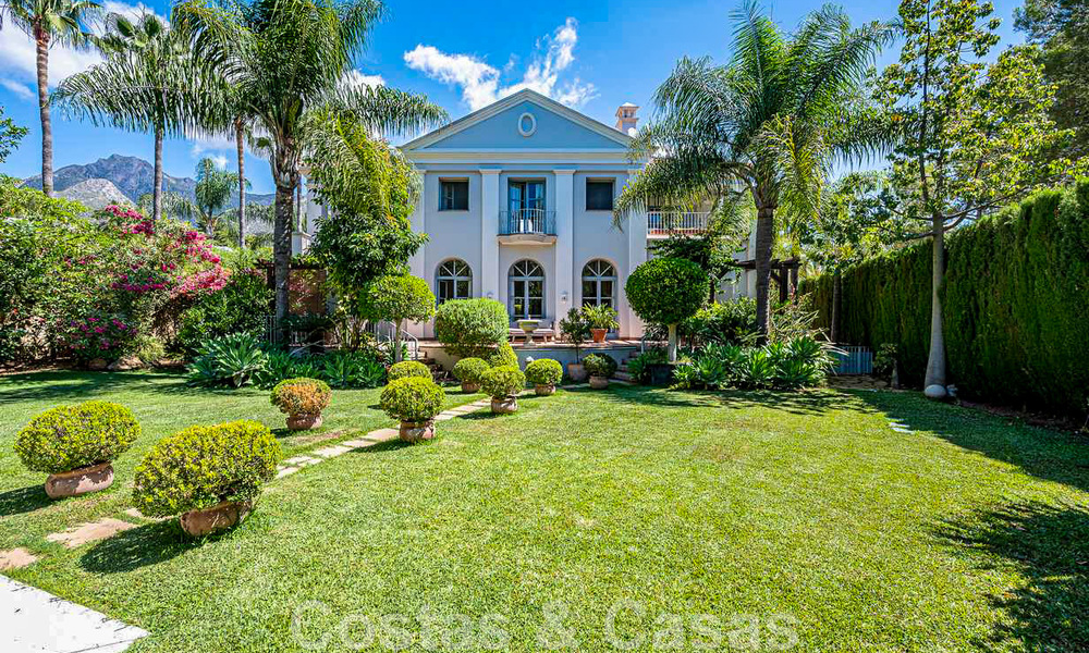 Romantische familievilla in klassieke stijl te koop, in een van de meest exclusieve en gated woonwijken op de Golden Mile van Marbella 43010