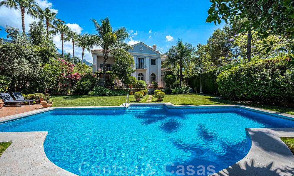 Romantische familievilla in klassieke stijl te koop, in een van de meest exclusieve en gated woonwijken op de Golden Mile van Marbella 43012