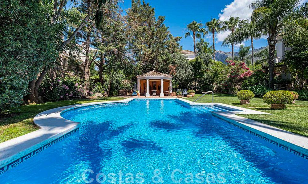 Romantische familievilla in klassieke stijl te koop, in een van de meest exclusieve en gated woonwijken op de Golden Mile van Marbella 43013