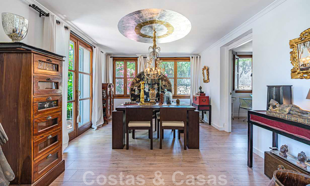 Romantische familievilla in klassieke stijl te koop, in een van de meest exclusieve en gated woonwijken op de Golden Mile van Marbella 43015