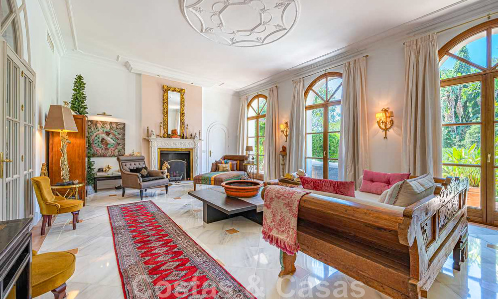 Romantische familievilla in klassieke stijl te koop, in een van de meest exclusieve en gated woonwijken op de Golden Mile van Marbella 43016