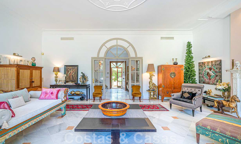 Romantische familievilla in klassieke stijl te koop, in een van de meest exclusieve en gated woonwijken op de Golden Mile van Marbella 43017