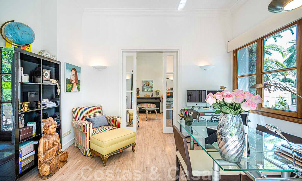 Romantische familievilla in klassieke stijl te koop, in een van de meest exclusieve en gated woonwijken op de Golden Mile van Marbella 43018