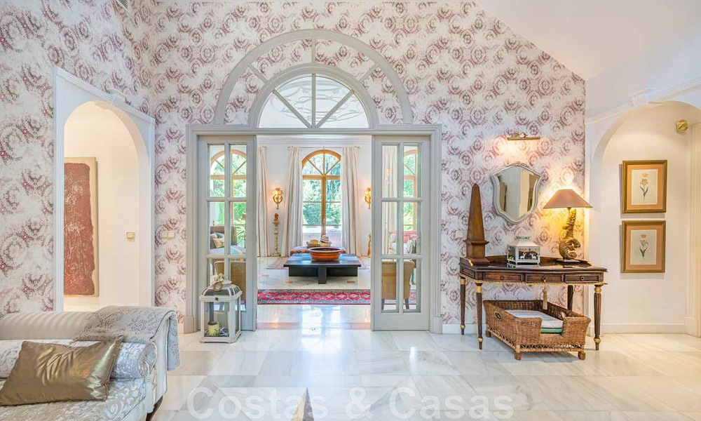 Romantische familievilla in klassieke stijl te koop, in een van de meest exclusieve en gated woonwijken op de Golden Mile van Marbella 43022