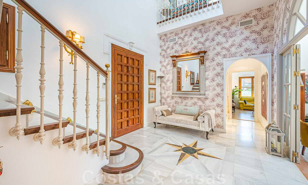 Romantische familievilla in klassieke stijl te koop, in een van de meest exclusieve en gated woonwijken op de Golden Mile van Marbella 43023