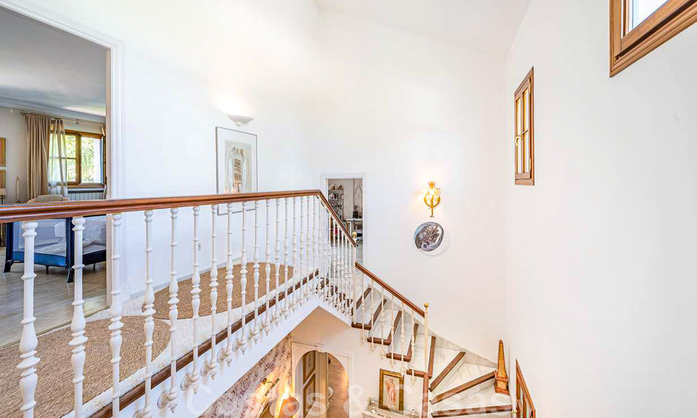 Romantische familievilla in klassieke stijl te koop, in een van de meest exclusieve en gated woonwijken op de Golden Mile van Marbella 43025