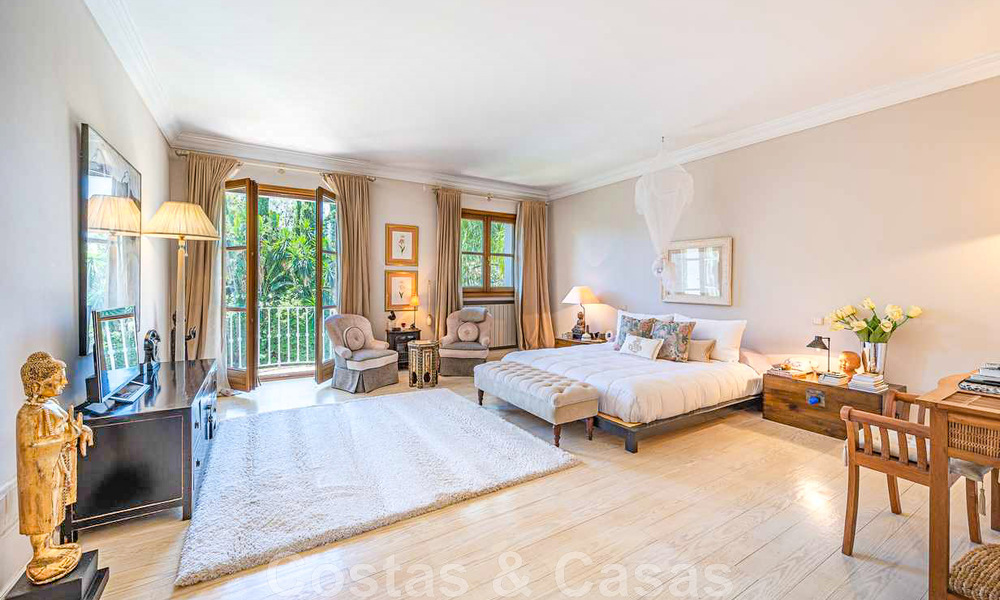 Romantische familievilla in klassieke stijl te koop, in een van de meest exclusieve en gated woonwijken op de Golden Mile van Marbella 43026