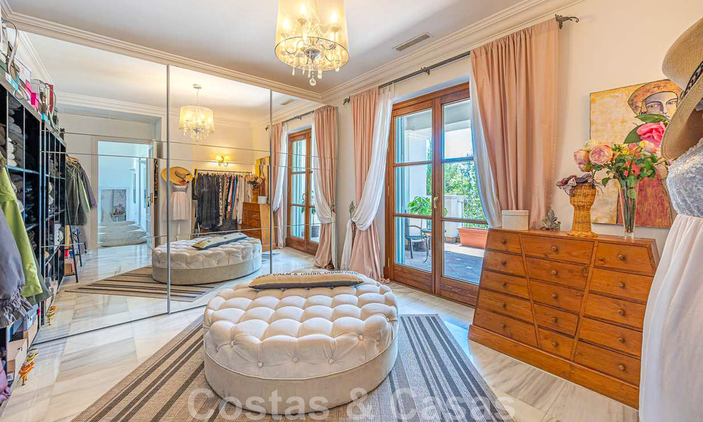 Romantische familievilla in klassieke stijl te koop, in een van de meest exclusieve en gated woonwijken op de Golden Mile van Marbella 43028