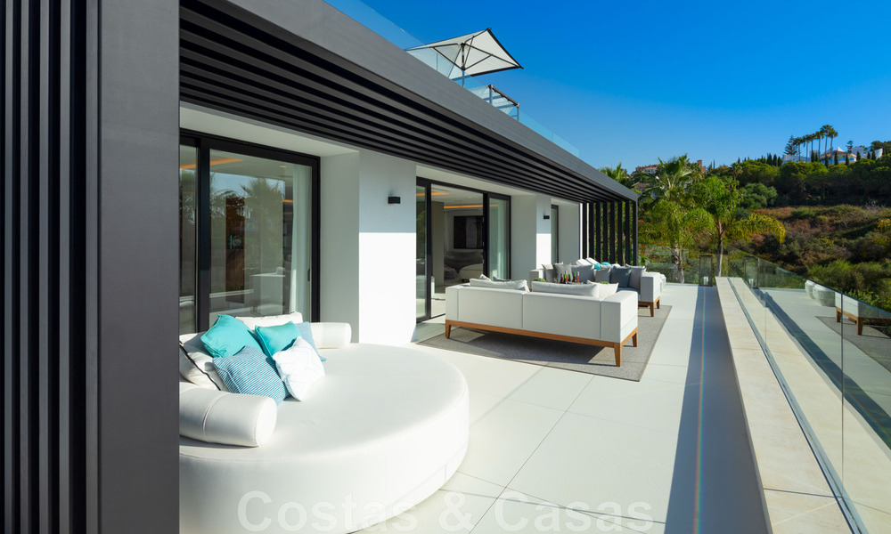 Prachtige, eigentijdse villa te koop gelegen in het hartje van Nueva Andalucia’s golfvallei in Marbella 43040