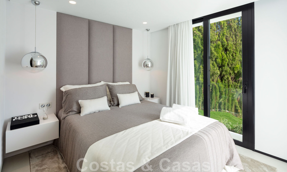 Prachtige, eigentijdse villa te koop gelegen in het hartje van Nueva Andalucia’s golfvallei in Marbella 43041