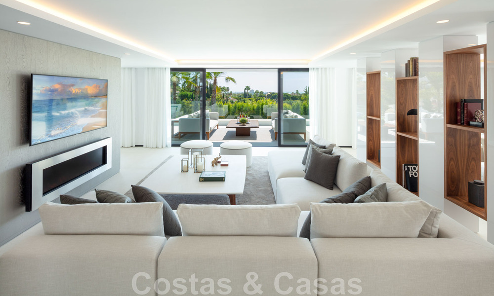 Prachtige, eigentijdse villa te koop gelegen in het hartje van Nueva Andalucia’s golfvallei in Marbella 43047