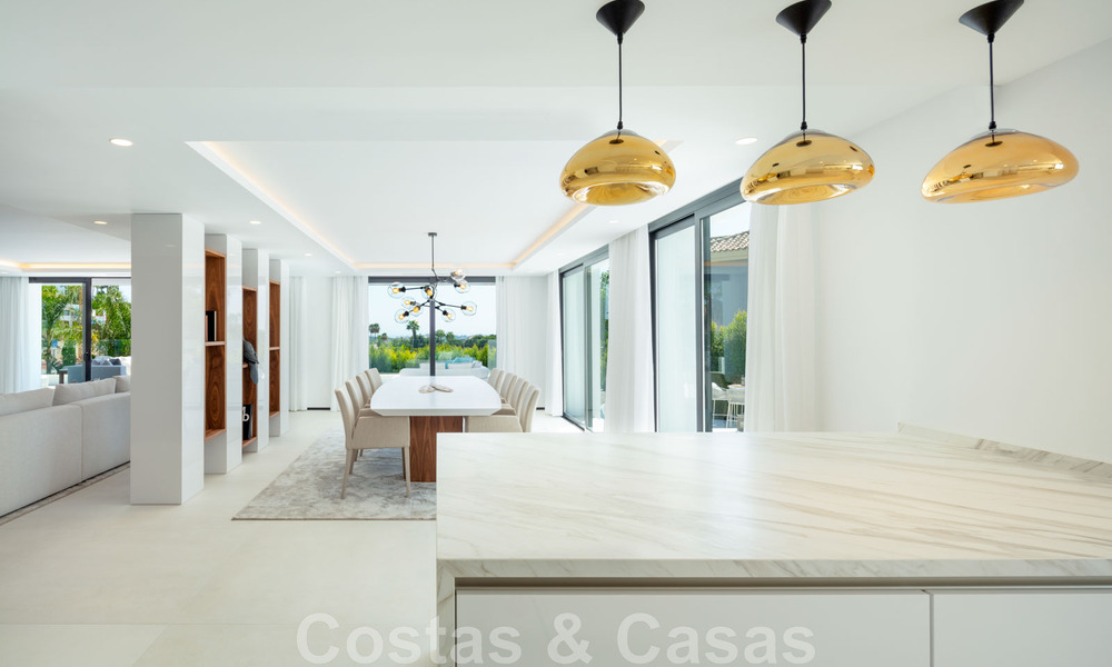 Prachtige, eigentijdse villa te koop gelegen in het hartje van Nueva Andalucia’s golfvallei in Marbella 43052