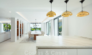 Prachtige, eigentijdse villa te koop gelegen in het hartje van Nueva Andalucia’s golfvallei in Marbella 43052 