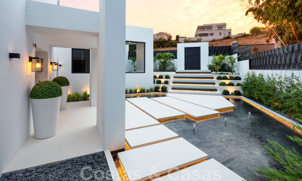 Prachtige, eigentijdse villa te koop gelegen in het hartje van Nueva Andalucia’s golfvallei in Marbella 43054