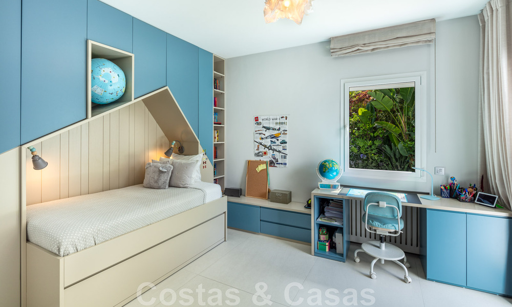 Charmante, moderne luxevilla te koop, in een prestigieuze woongemeenschap aan de strandzijde op de Golden Mile van Marbella 43265