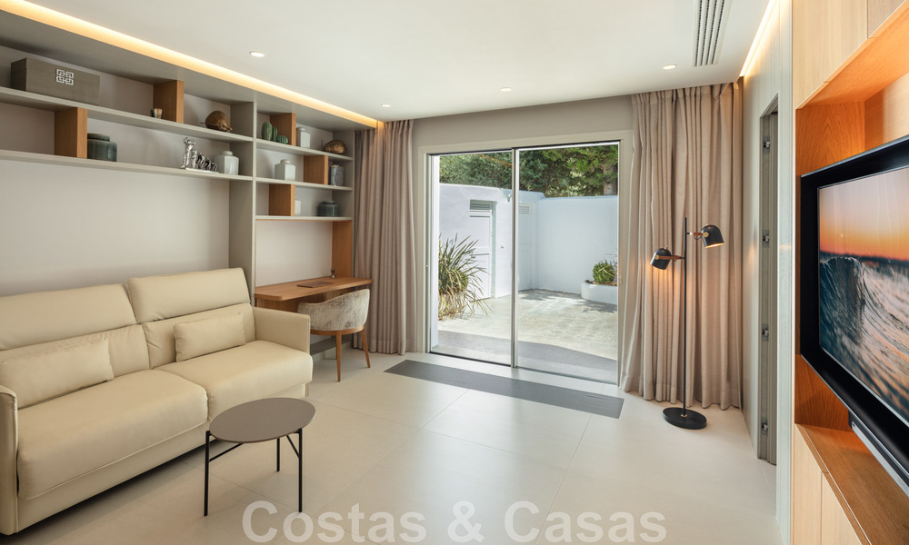 Charmante, moderne luxevilla te koop, in een prestigieuze woongemeenschap aan de strandzijde op de Golden Mile van Marbella 43267